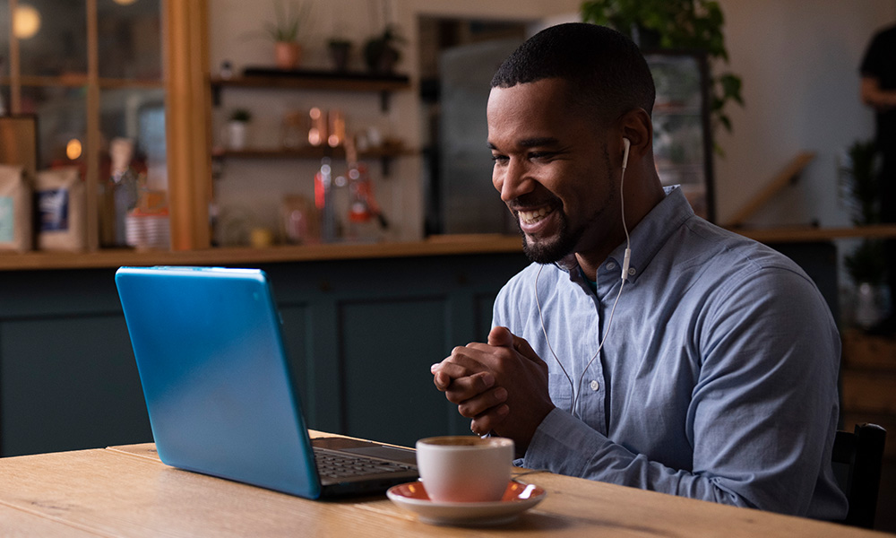 Famille heureuse avec sécurité financière